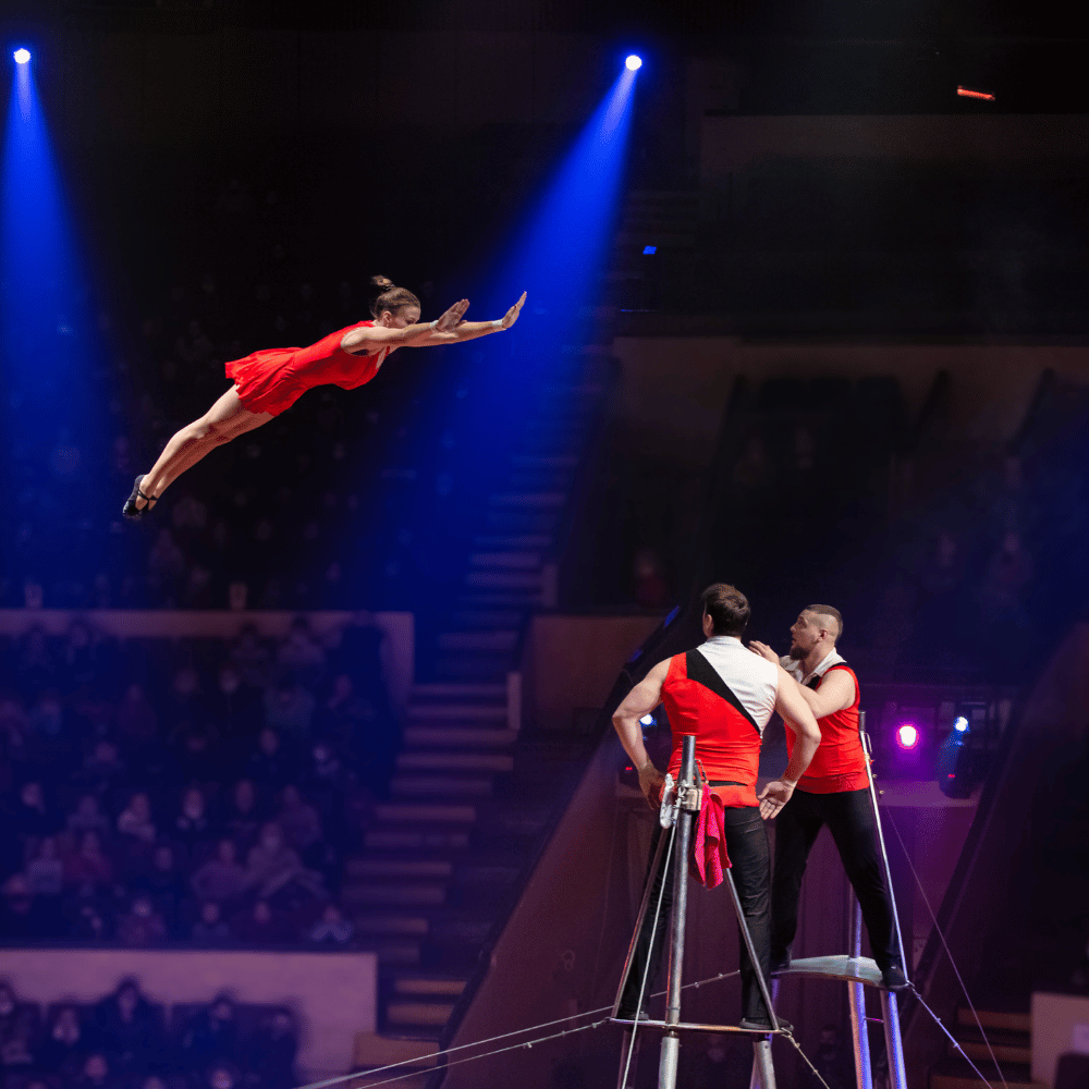 sirk temalı gece organizasyonu akrobat ve sahne performansı